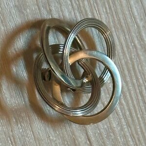 Vintage Style Silver Tone Interlocking Circles Brooch | 1980s Vibe Fashion Pin